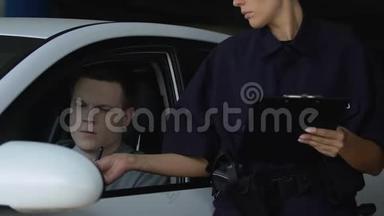 女巡警给司机写停车罚单，违反<strong>交通规则</strong>罚款